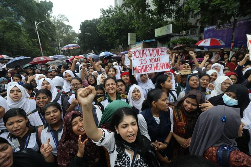 বৈষম্যবিরোধী ছাত্র আন্দোলনের ‘মার্চ ফর জাস্টিস’ কর্মসূচির অংশ হিসেবে বিক্ষোভ মিছিল ও সমাবেশ করেন রাজউক উত্তরা মডেল কলেজের শিক্ষার্থীরা। আজ শুক্রবার বেলা ১১টার দিকে উত্তরা ৬ নম্বর সেক্টরের কলেজের সামনের সড়কে